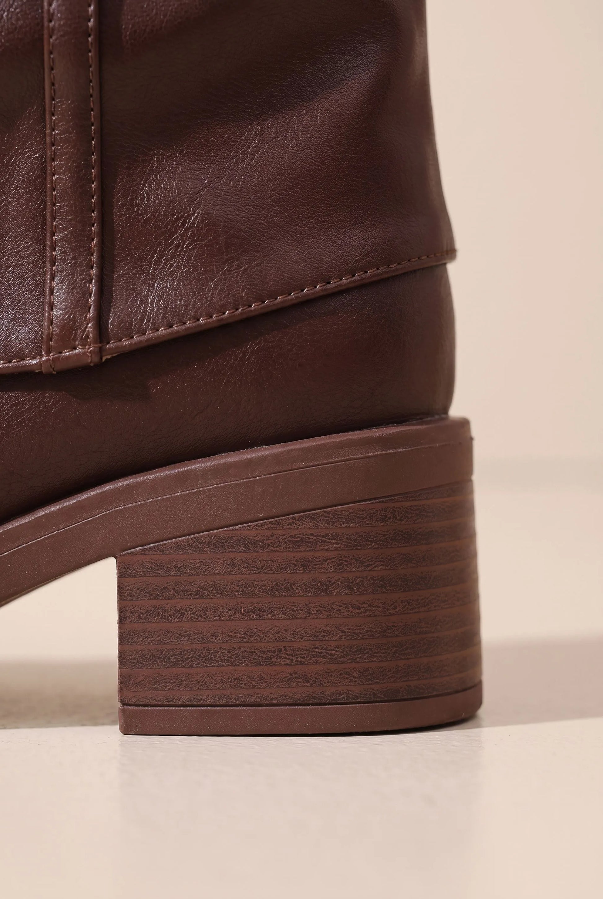 Straptoe | Braune Damenstiefel Mit Markanten Schnallendetails
