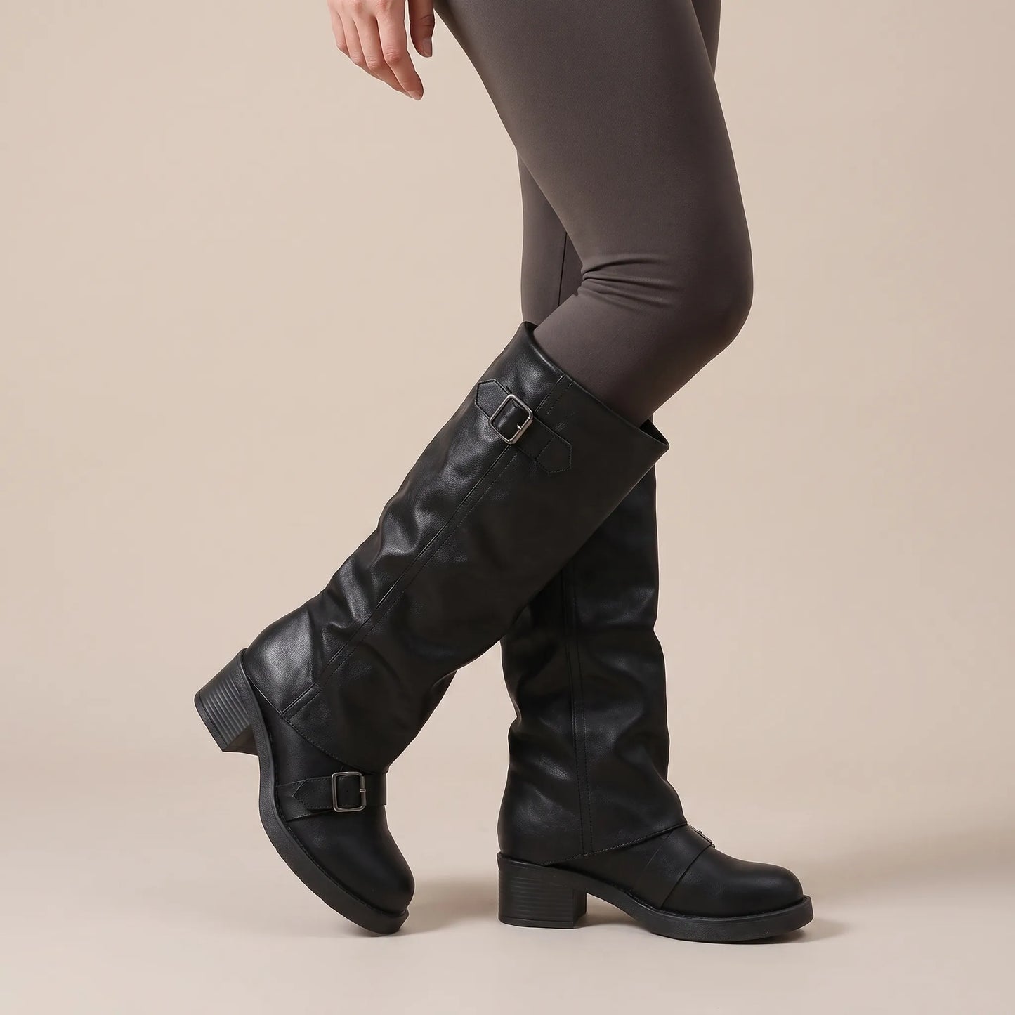 Straptoe | Braune Damenstiefel Mit Markanten Schnallendetails