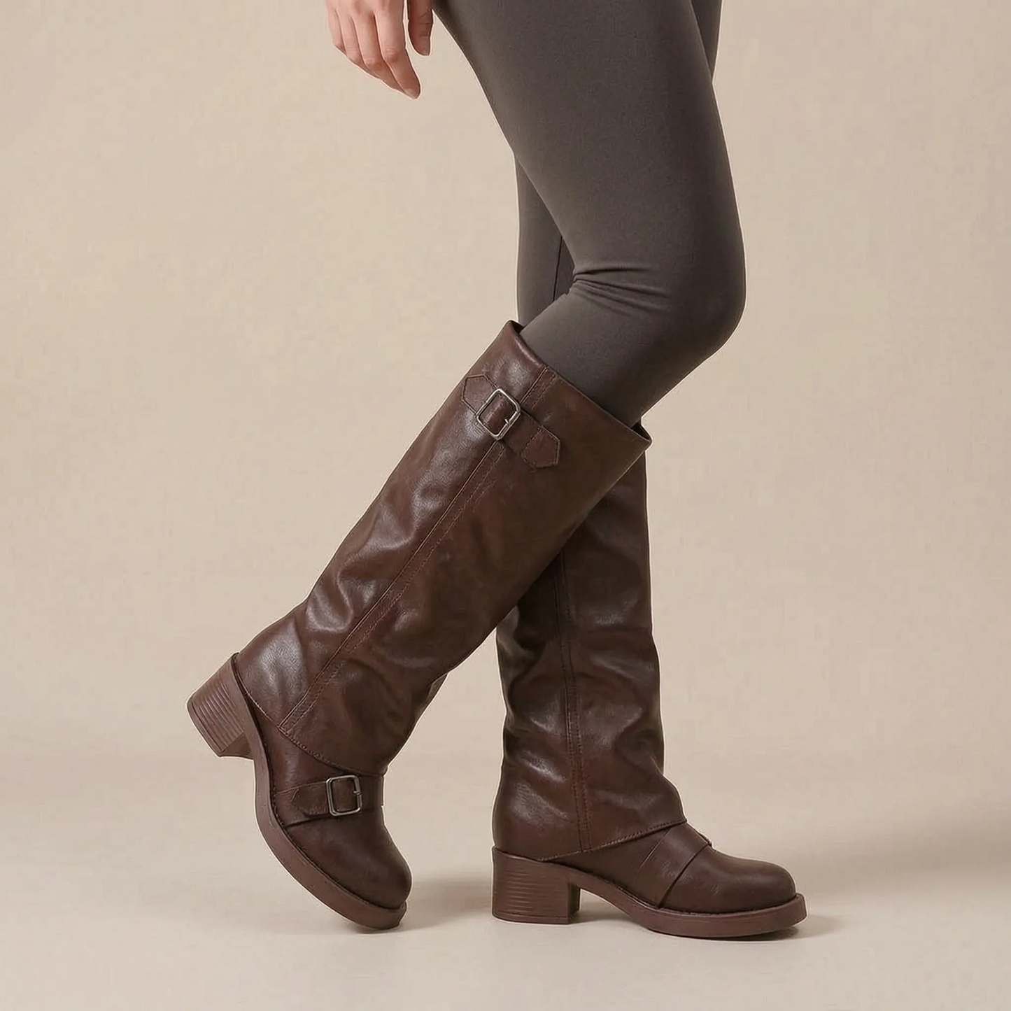 Straptoe | Braune Damenstiefel Mit Markanten Schnallendetails