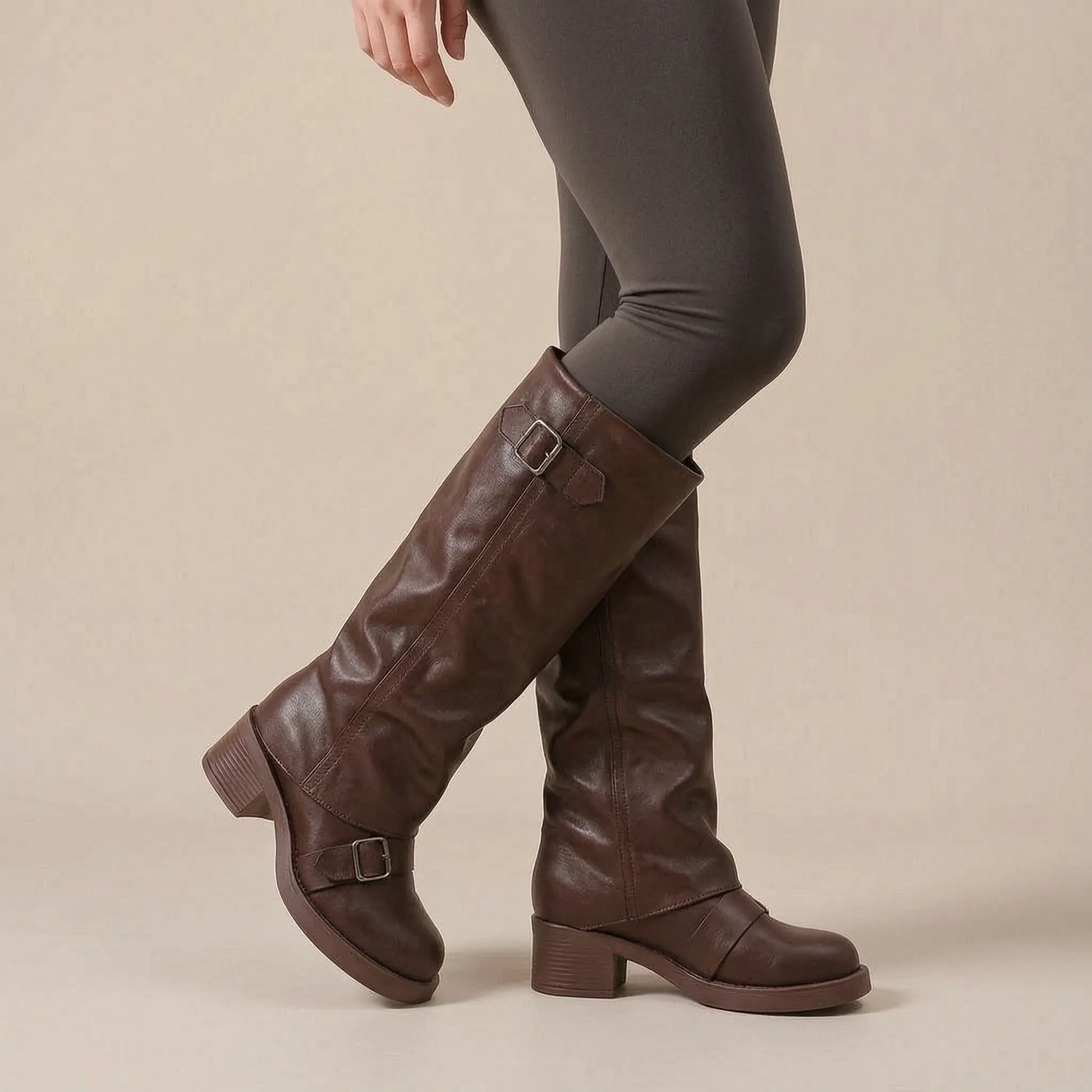 Straptoe | Braune Damenstiefel Mit Markanten Schnallendetails