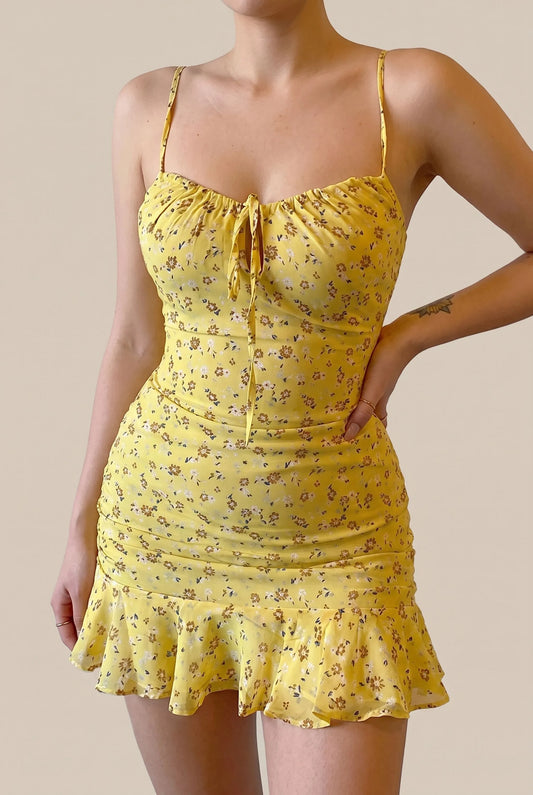 Sunvara | Figurbetontes Gelbes Sommerkleid Mit Feinem Blumenmuster