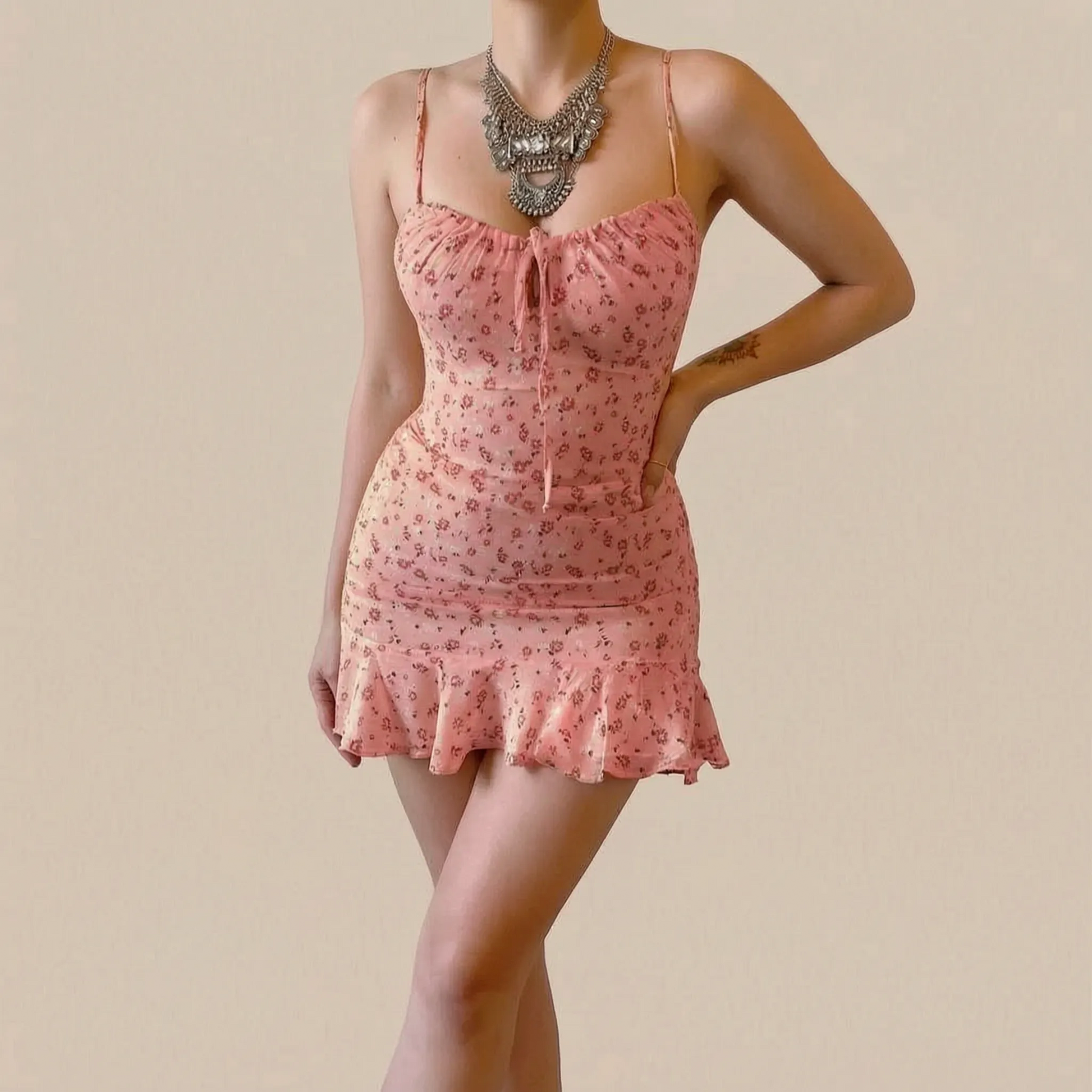 Sunvara | Figurbetontes Gelbes Sommerkleid Mit Feinem Blumenmuster