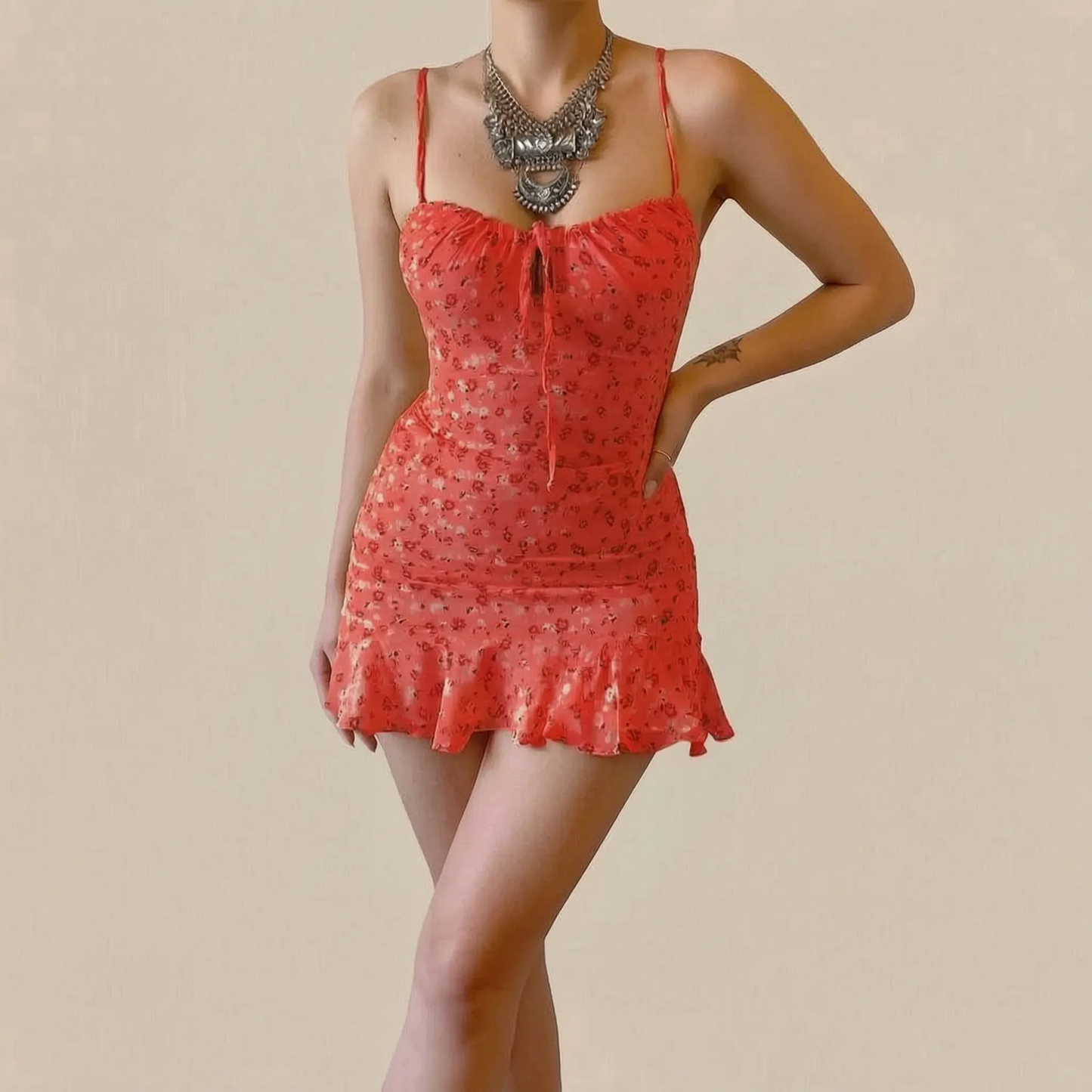 Sunvara | Figurbetontes Gelbes Sommerkleid Mit Feinem Blumenmuster