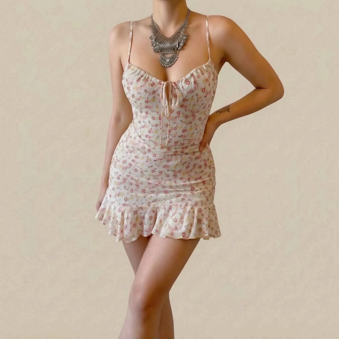 Sunvara | Figurbetontes Gelbes Sommerkleid Mit Feinem Blumenmuster