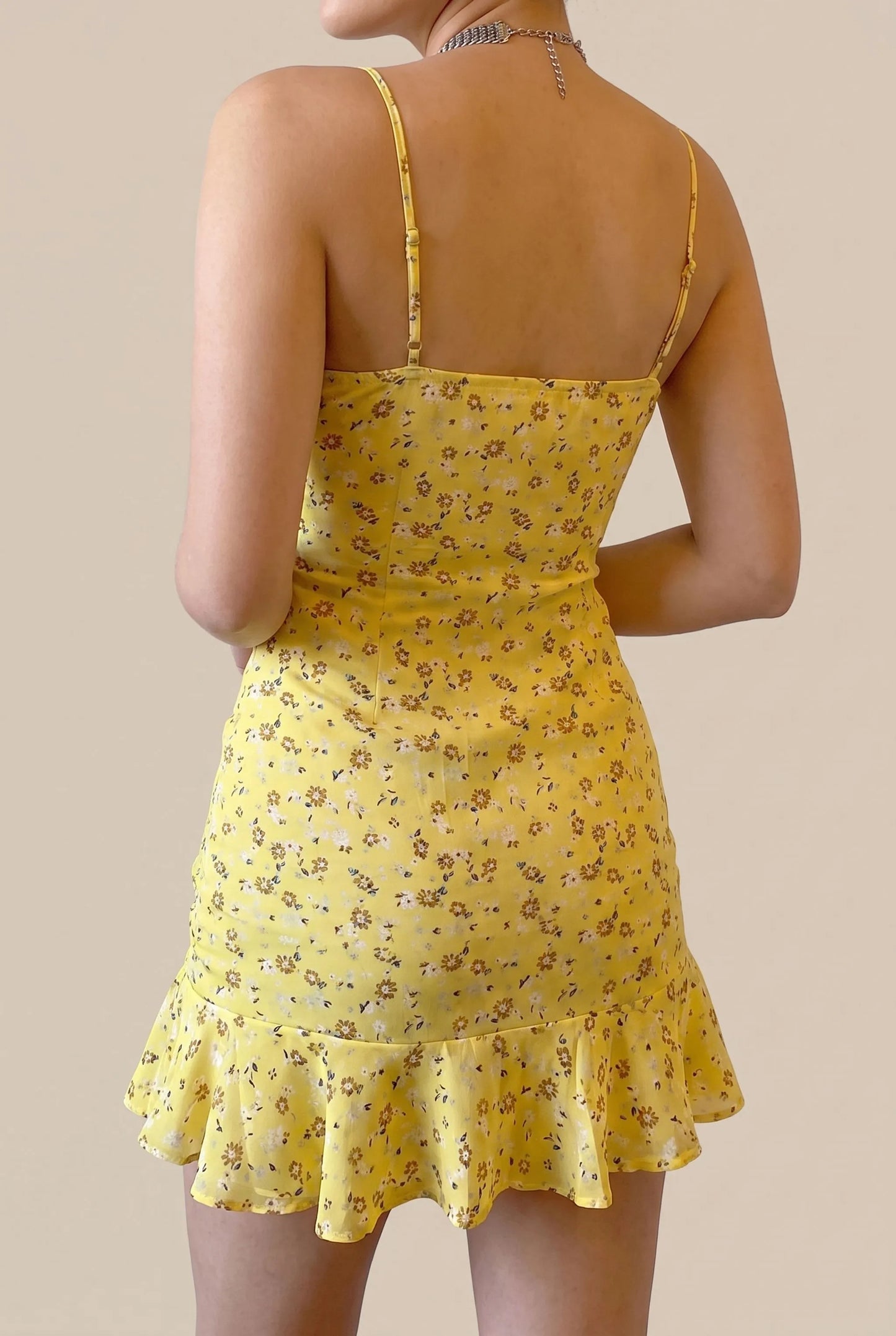 Sunvara | Figurbetontes Gelbes Sommerkleid Mit Feinem Blumenmuster