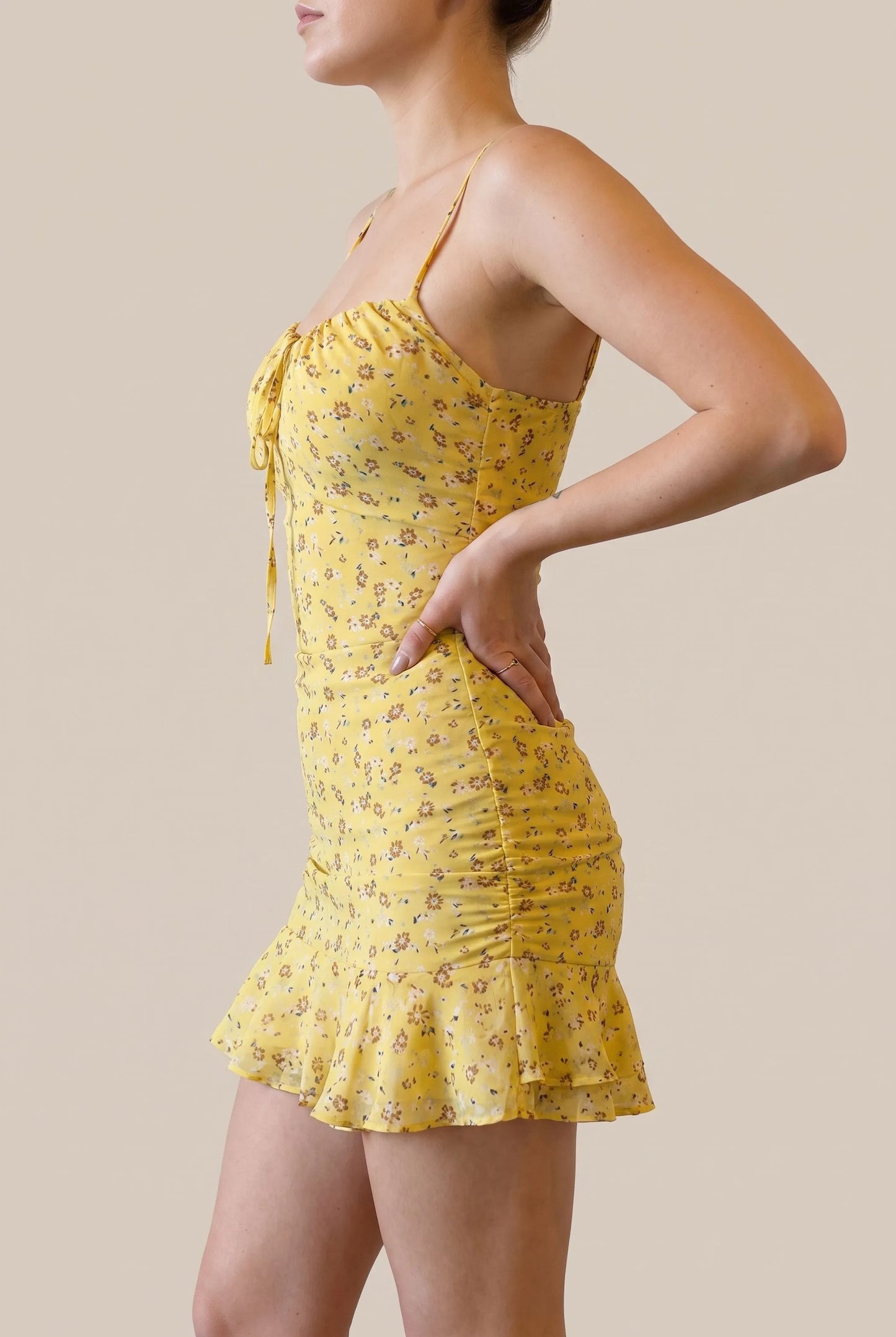 Sunvara | Figurbetontes Gelbes Sommerkleid Mit Feinem Blumenmuster