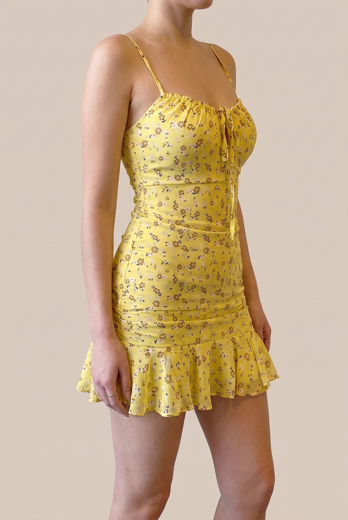 Sunvara | Figurbetontes Gelbes Sommerkleid Mit Feinem Blumenmuster