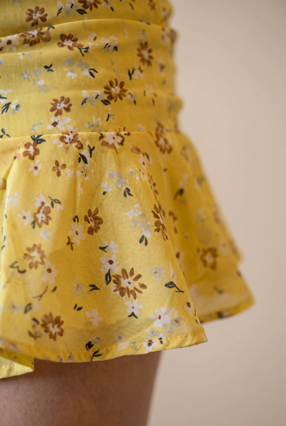 Sunvara | Figurbetontes Gelbes Sommerkleid Mit Feinem Blumenmuster