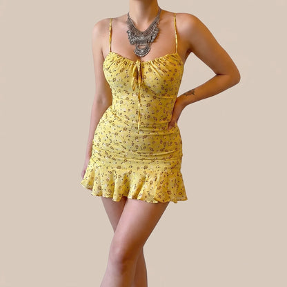 Sunvara | Figurbetontes Gelbes Sommerkleid Mit Feinem Blumenmuster