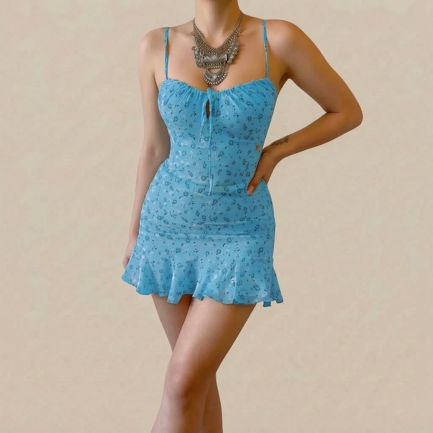 Sunvara | Figurbetontes Gelbes Sommerkleid Mit Feinem Blumenmuster