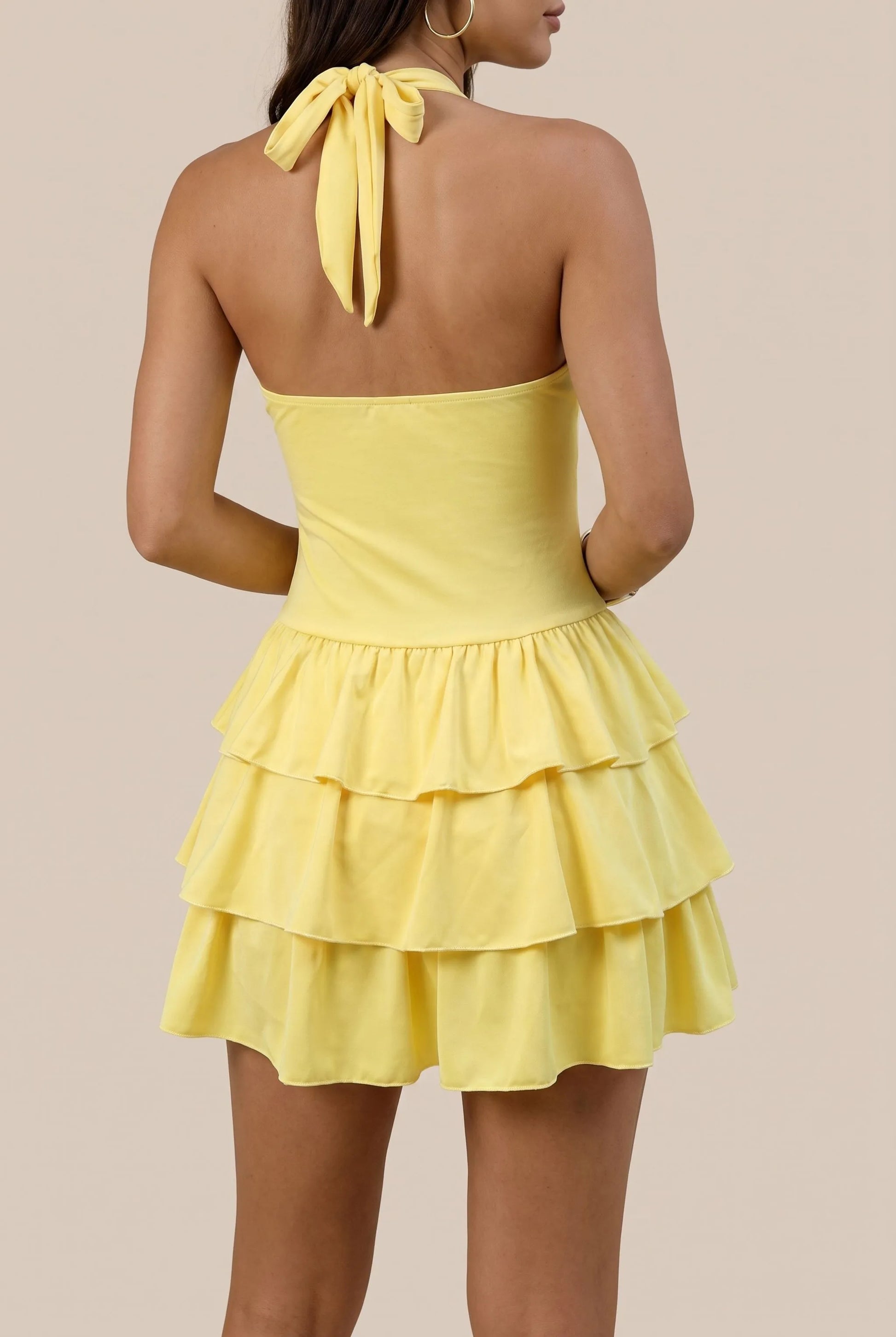 Sunvibe | Rückenfreies Gelbes Sommerkleid Mit Stufenrock