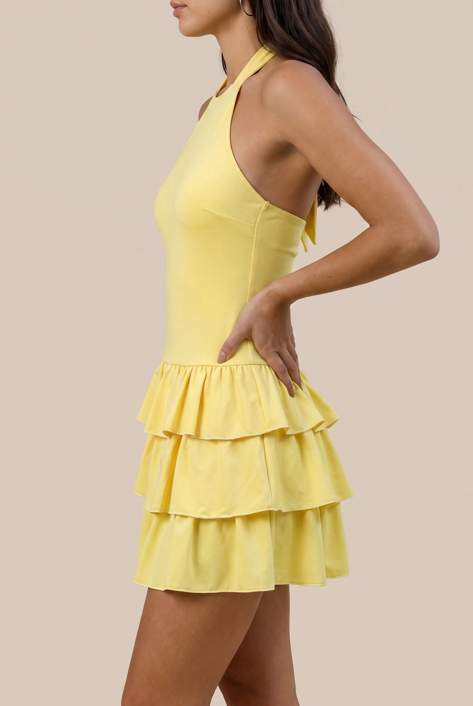 Sunvibe | Rückenfreies Gelbes Sommerkleid Mit Stufenrock