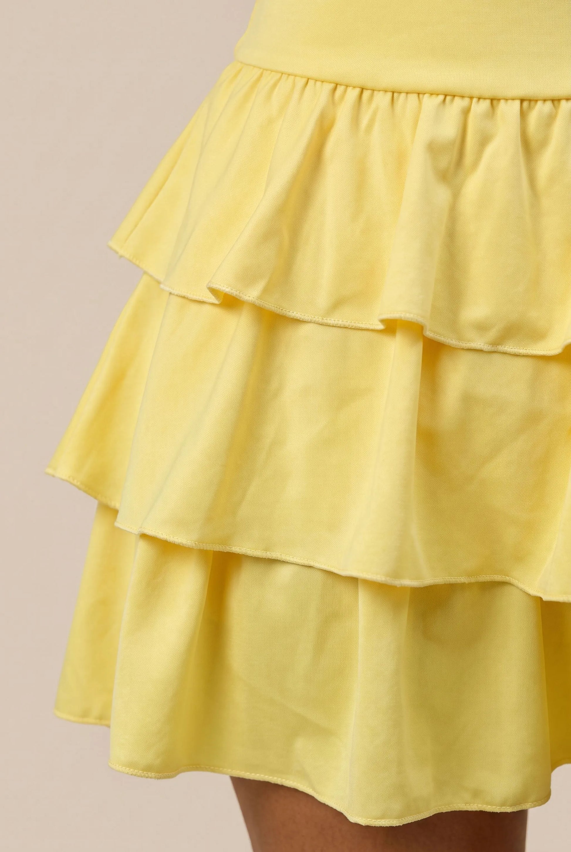 Sunvibe | Rückenfreies Gelbes Sommerkleid Mit Stufenrock