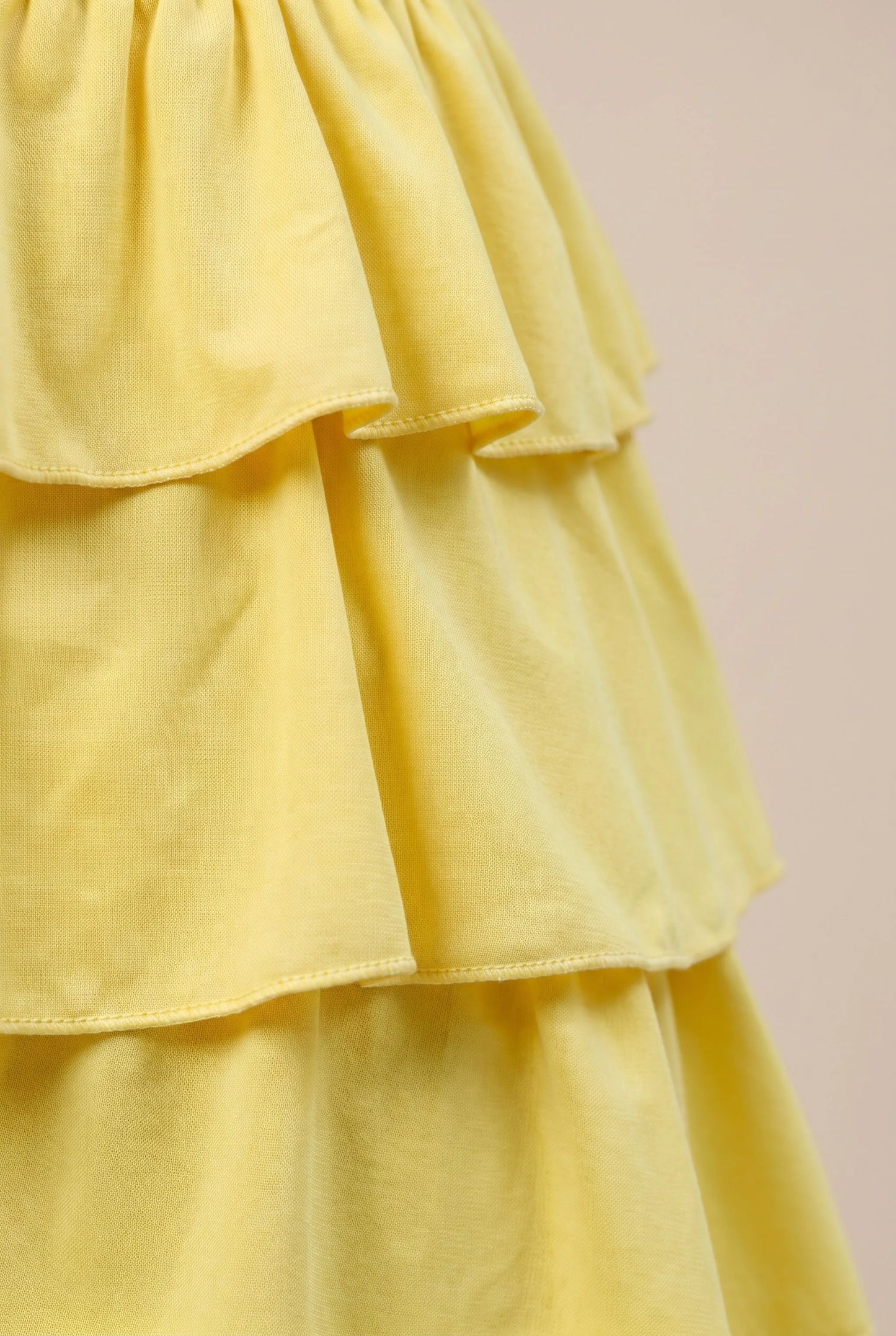 Sunvibe | Rückenfreies Gelbes Sommerkleid Mit Stufenrock