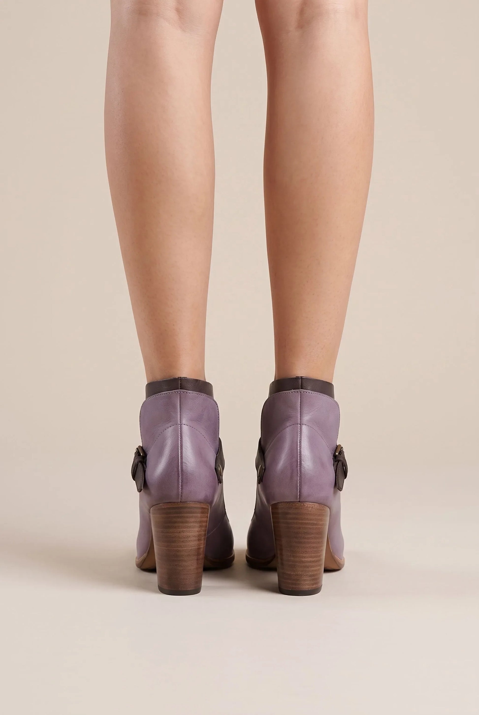Taryna | Zweifarbige Pumps Mit Asymmetrischem Schnitt