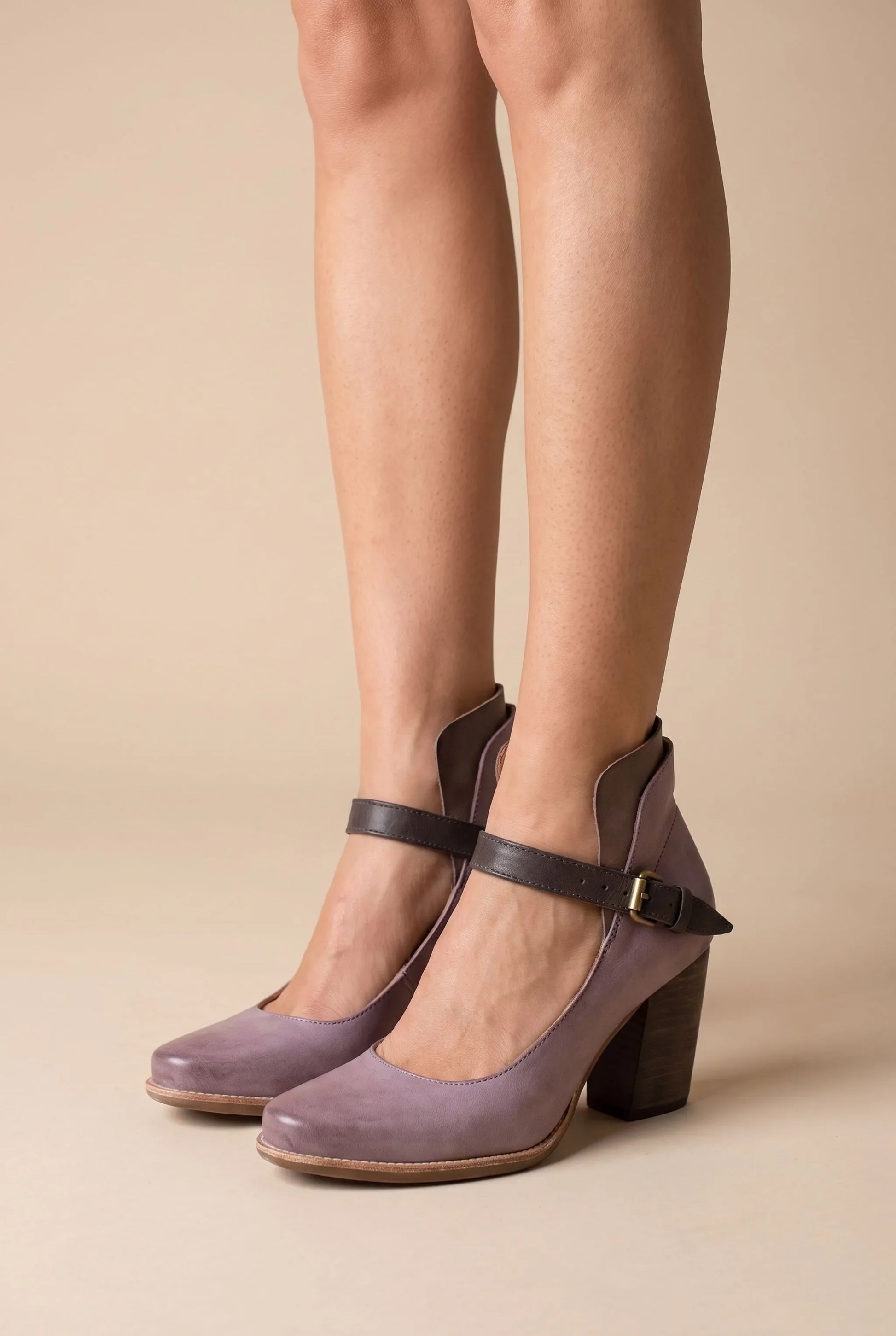 Taryna | Zweifarbige Pumps Mit Asymmetrischem Schnitt