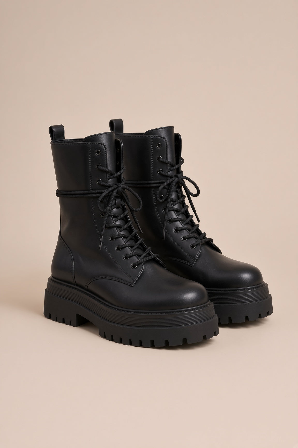 Treadia | Klobige Schwarze Schnürstiefel