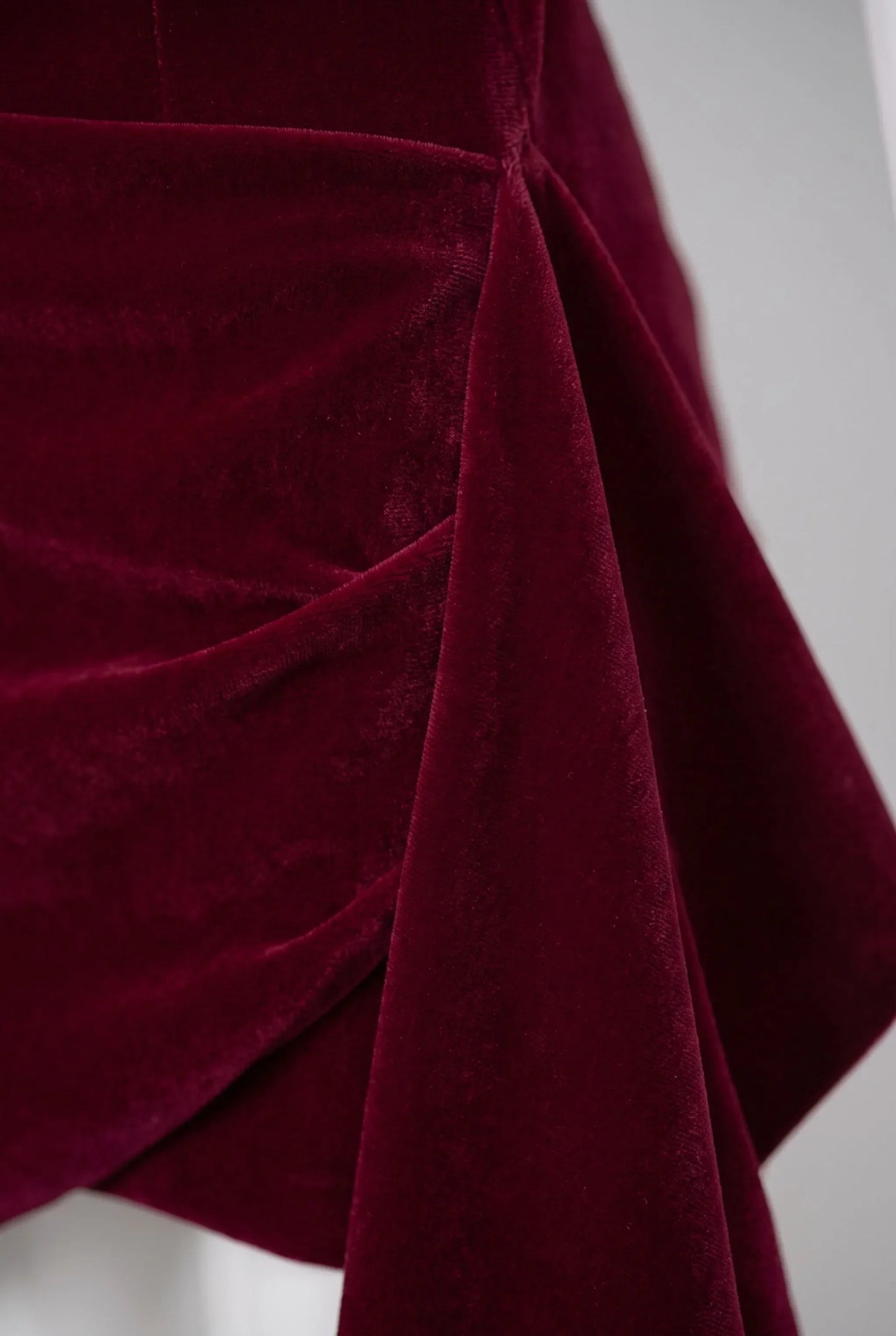 Valuria | Trägerloses Asymmetrisches Minikleid