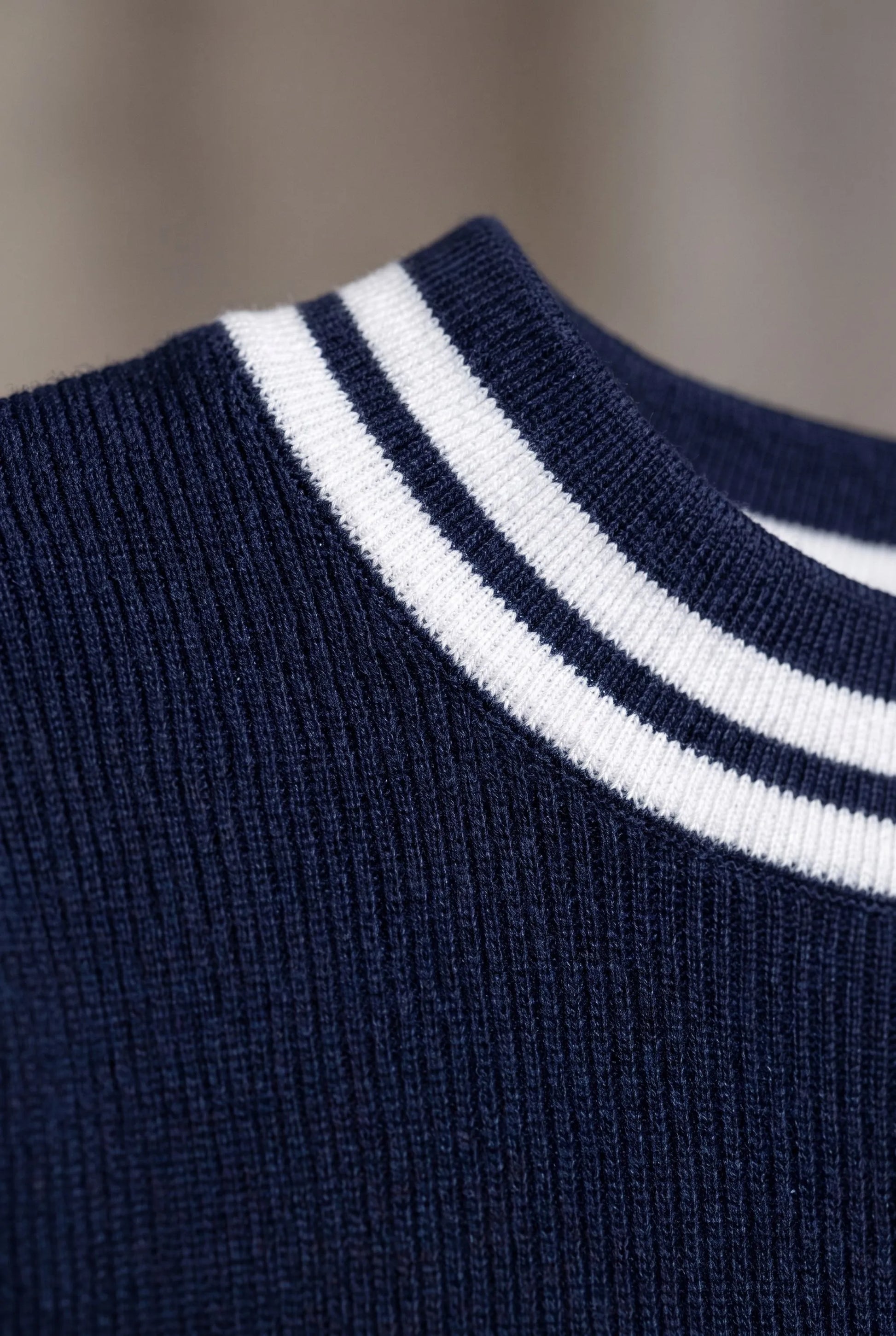 Vellire | Zweifarbiges A-Linien-Strickkleid