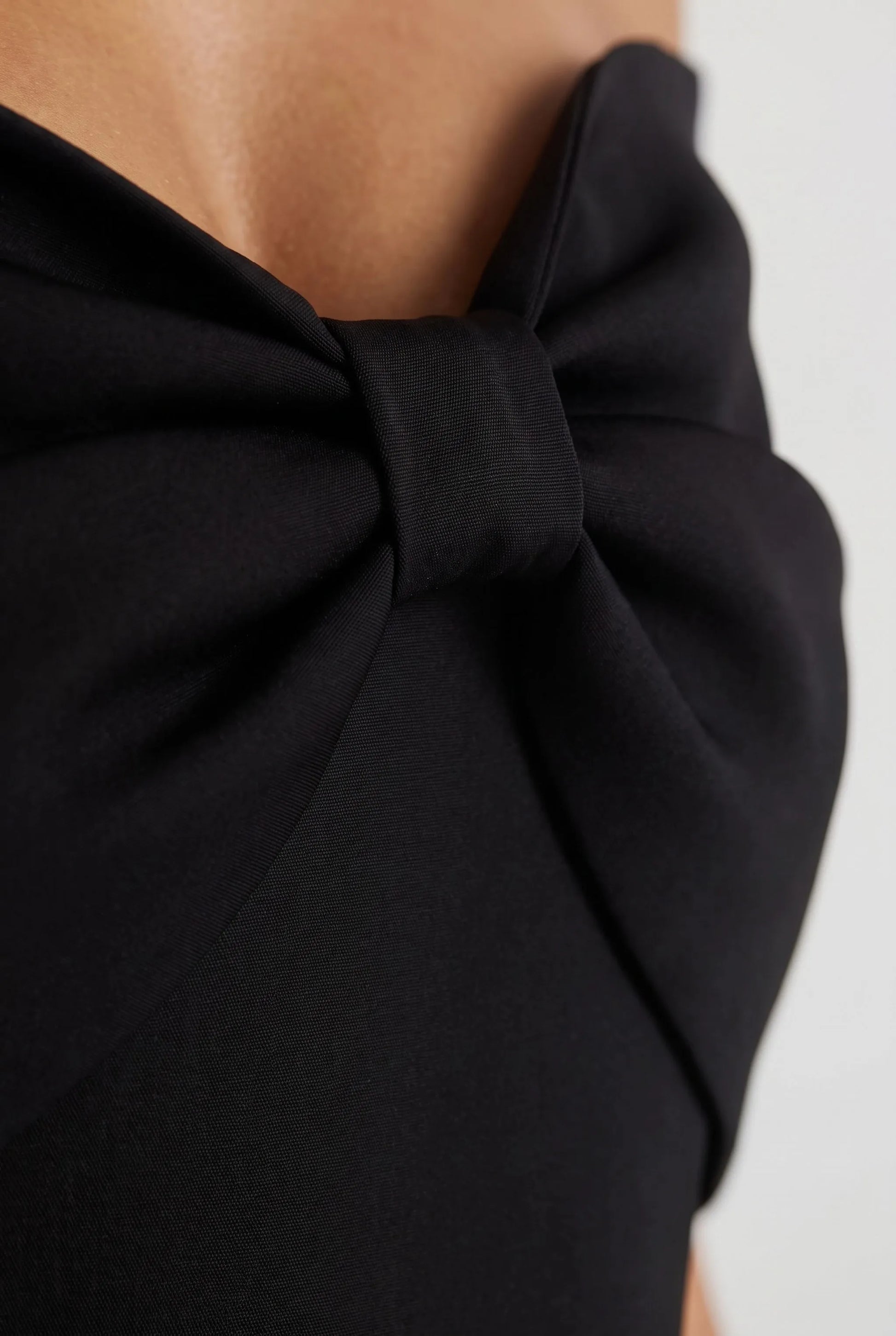 Velosia | Schulterfreies Schwarzes Minikleid