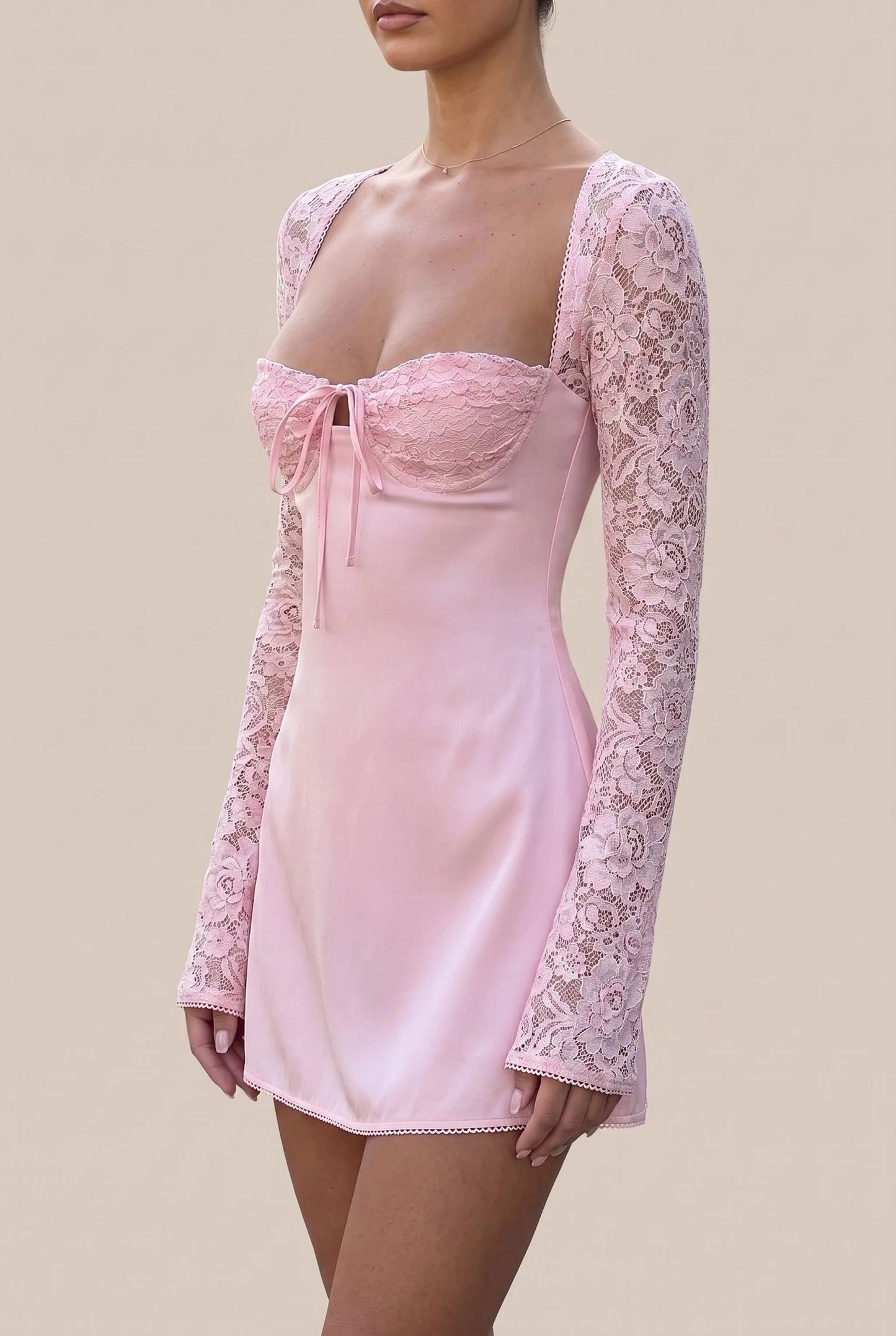 Vessia | Elegantes Minikleid Mit Langen Ärmeln