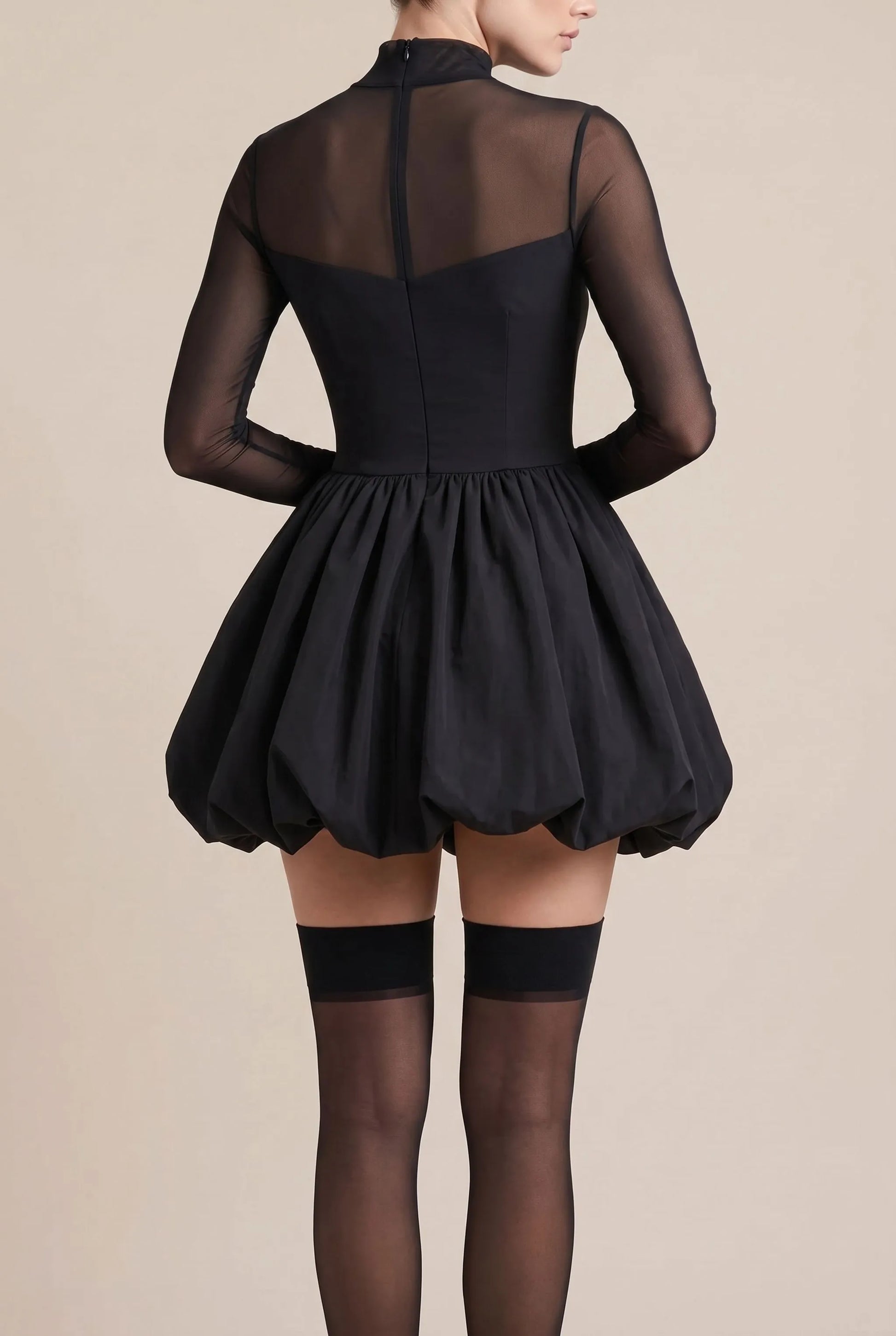 Zendira | Kurzes Schwarzes Kleid Mit Langen Ärmeln