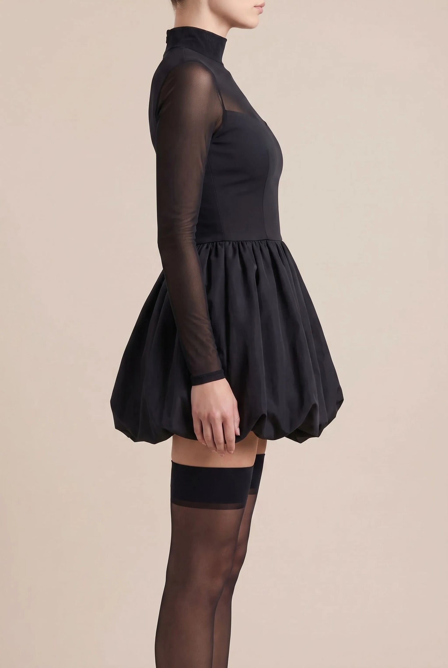 Zendira | Kurzes Schwarzes Kleid Mit Langen Ärmeln