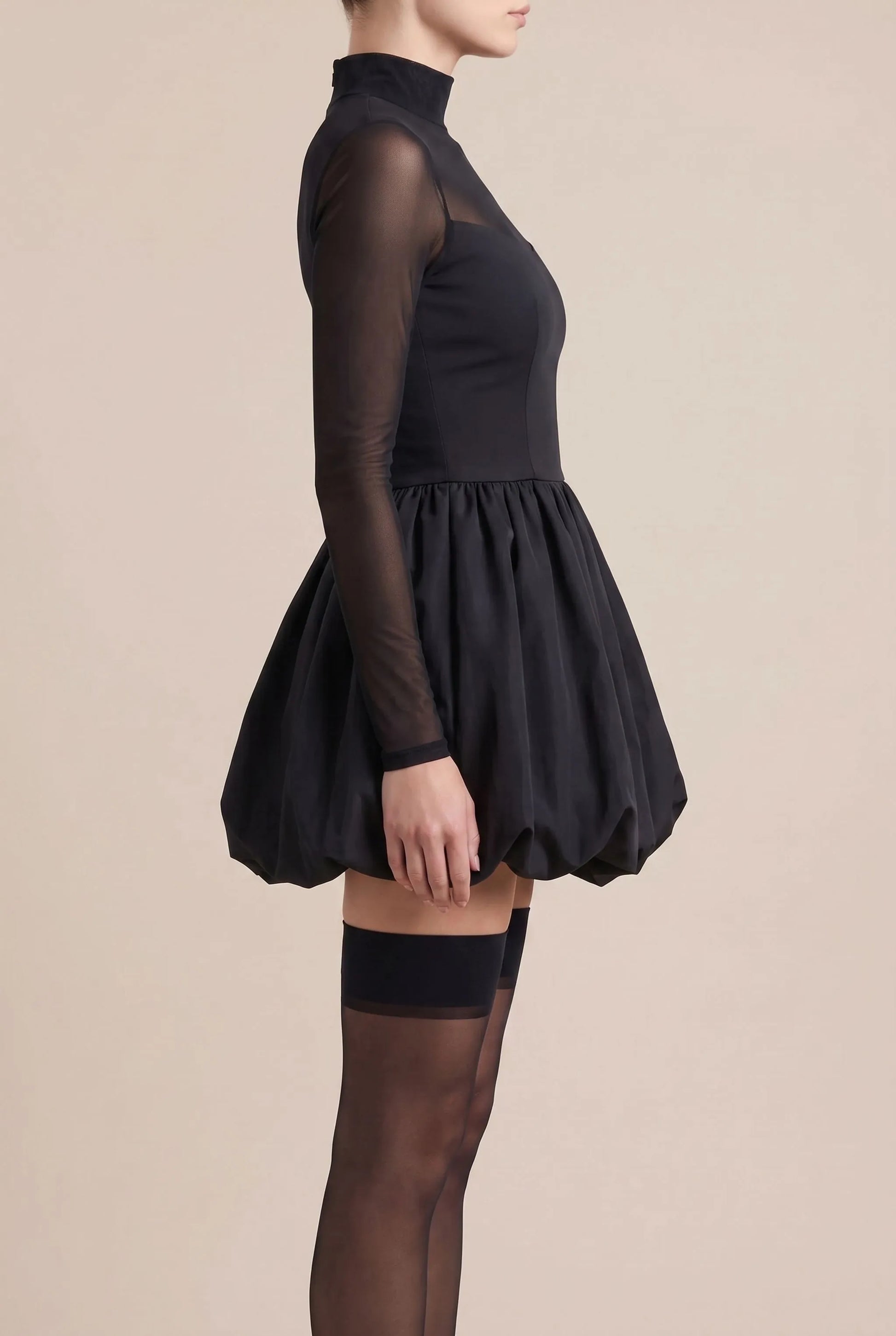 Zendira | Kurzes Schwarzes Kleid Mit Langen Ärmeln