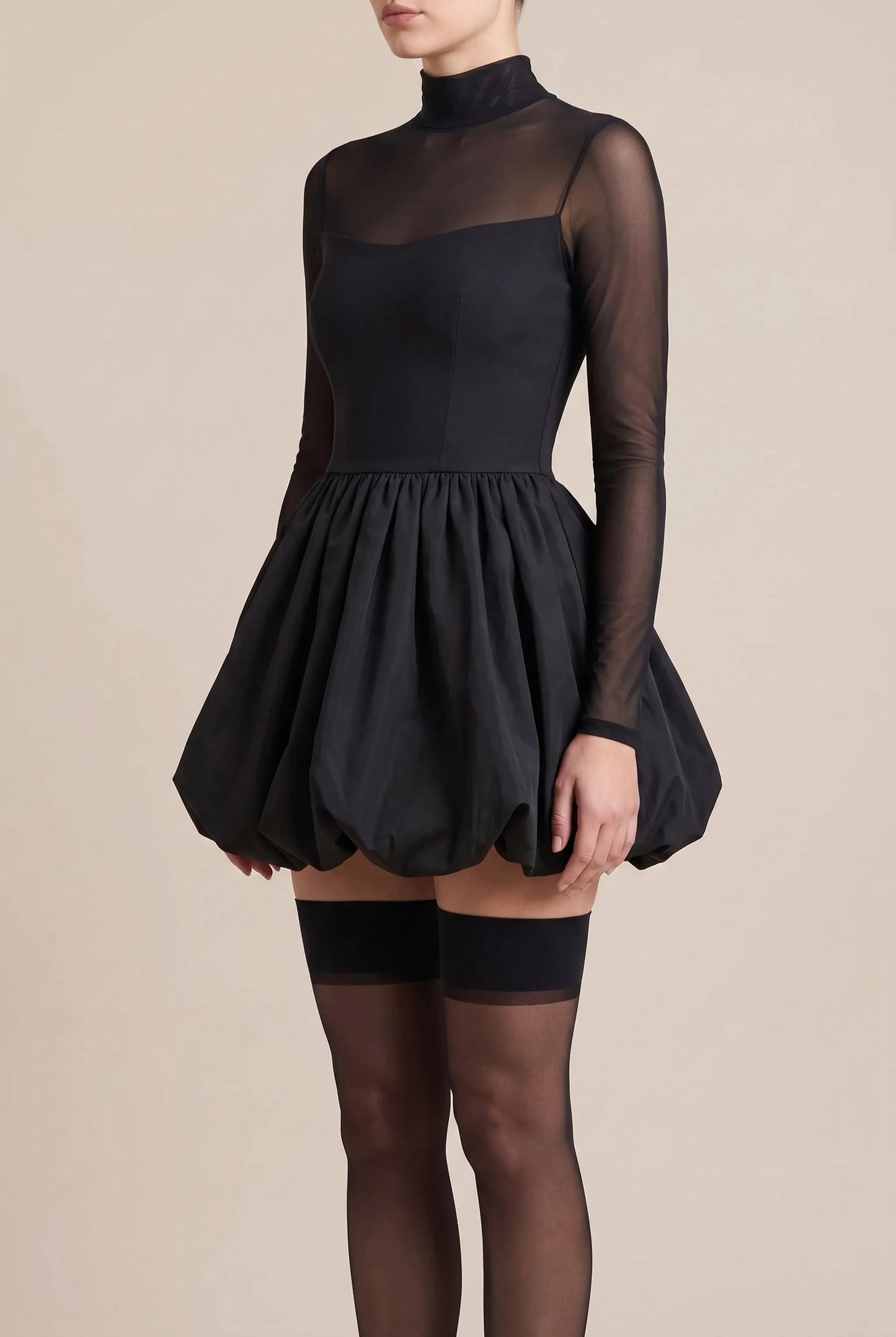 Zendira | Kurzes Schwarzes Kleid Mit Langen Ärmeln