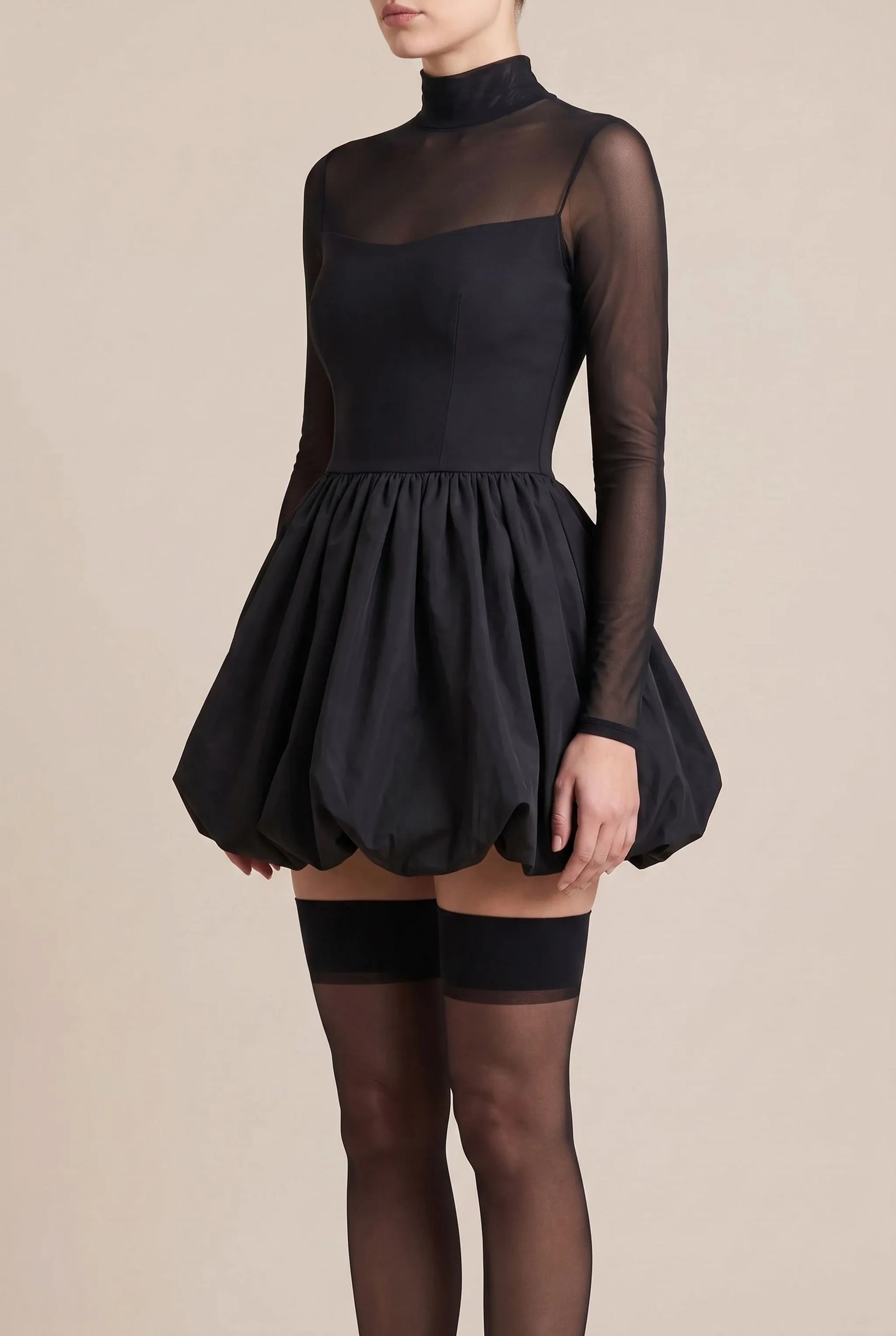 Zendira | Kurzes Schwarzes Kleid Mit Langen Ärmeln