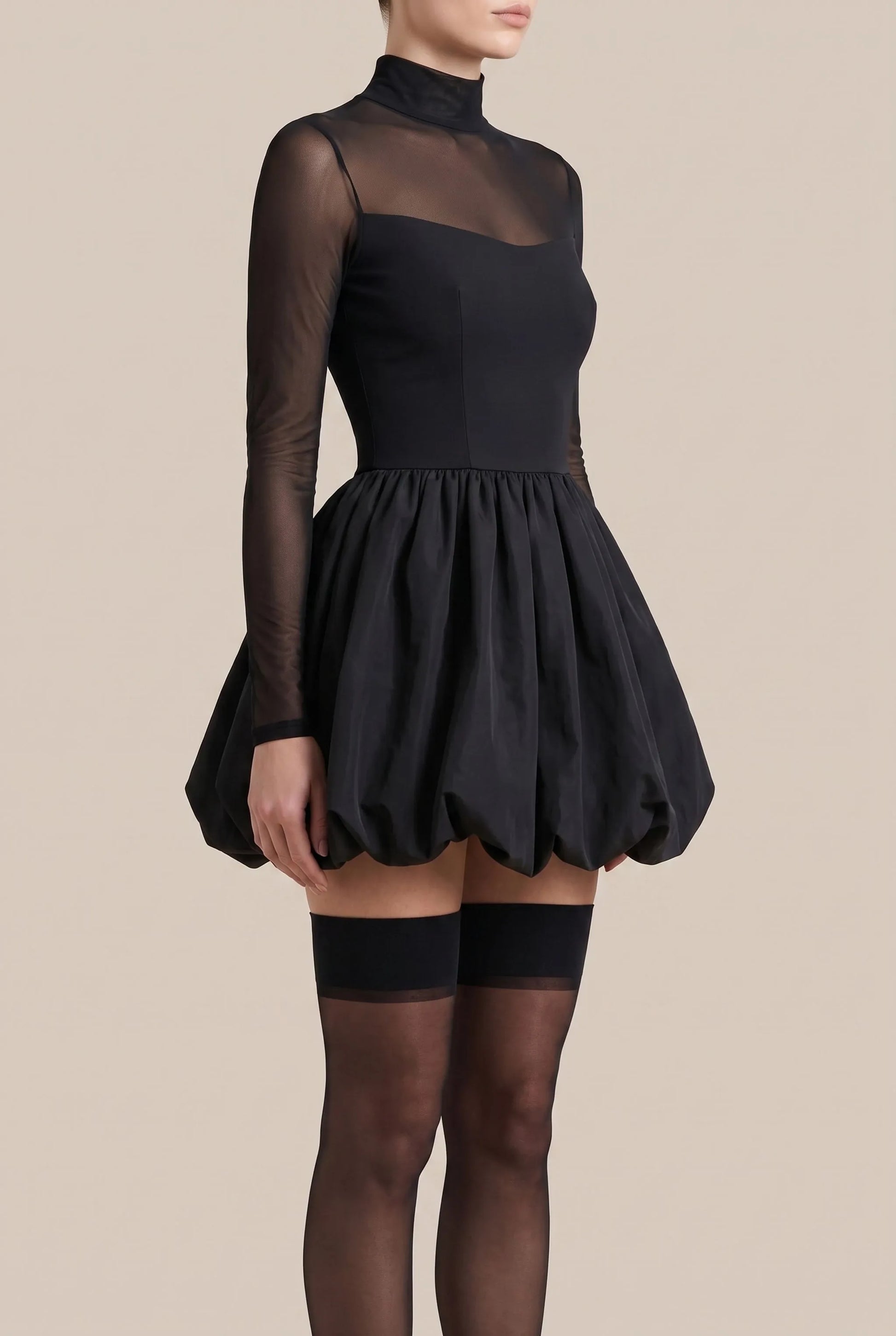 Zendira | Kurzes Schwarzes Kleid Mit Langen Ärmeln