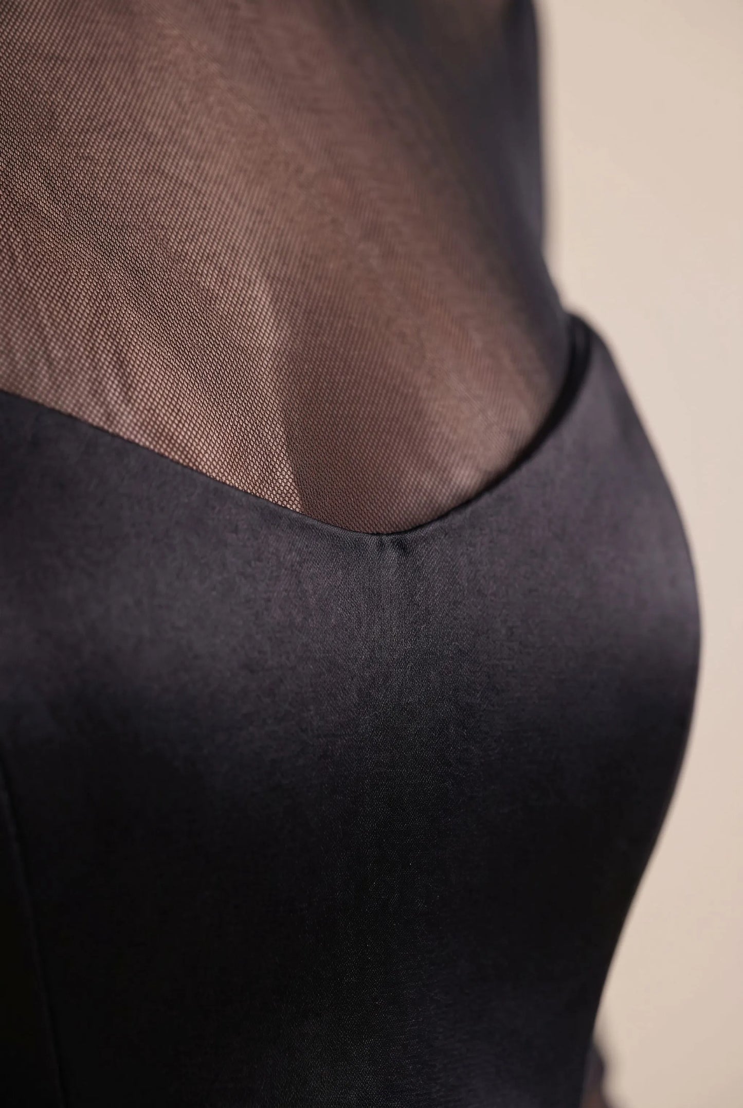 Zendira | Kurzes Schwarzes Kleid Mit Langen Ärmeln
