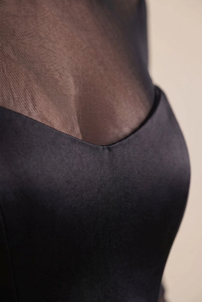 Zendira | Kurzes Schwarzes Kleid Mit Langen Ärmeln